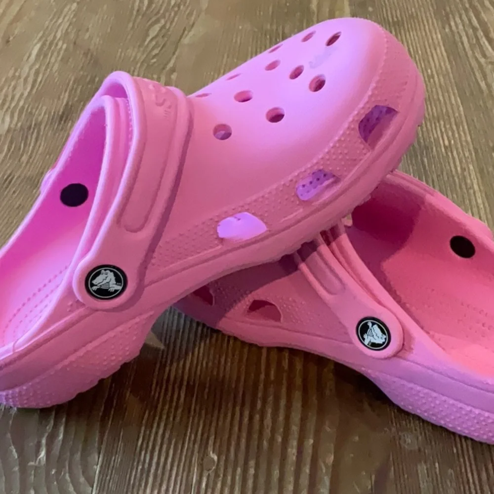 CROCS Kids Classic Clog in Bright Pink